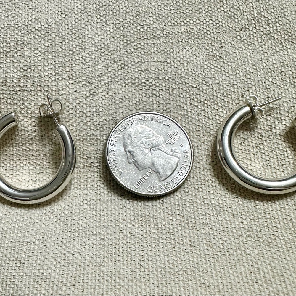 Brand new with box and pouch.  1 inch James Avery Fiesta hoop earrings.